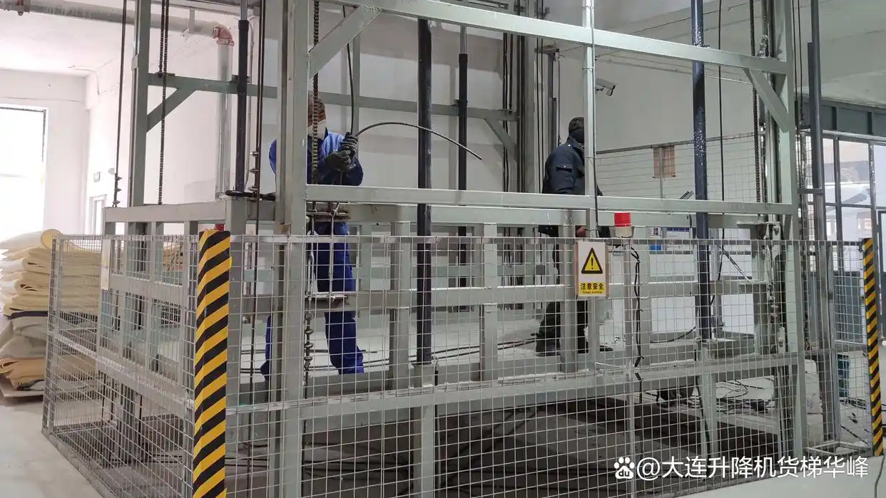 工厂液压升降货梯_车间液压升降货梯的配置如何选用_液压升降货梯设备多少钱